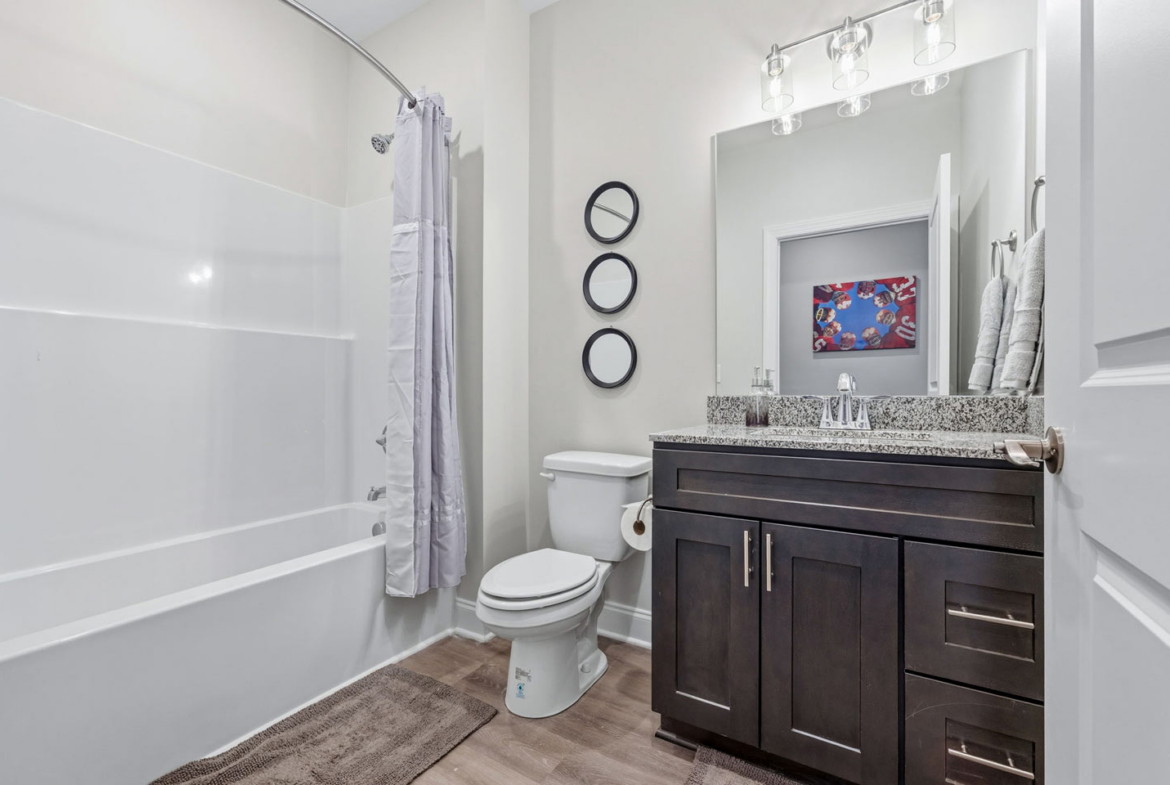 topper park 2 4-bedroom - bath